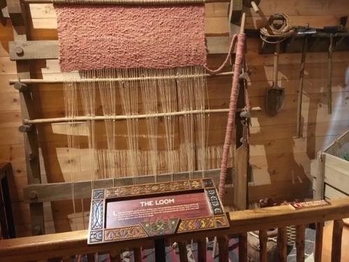 The loom to make fabrics